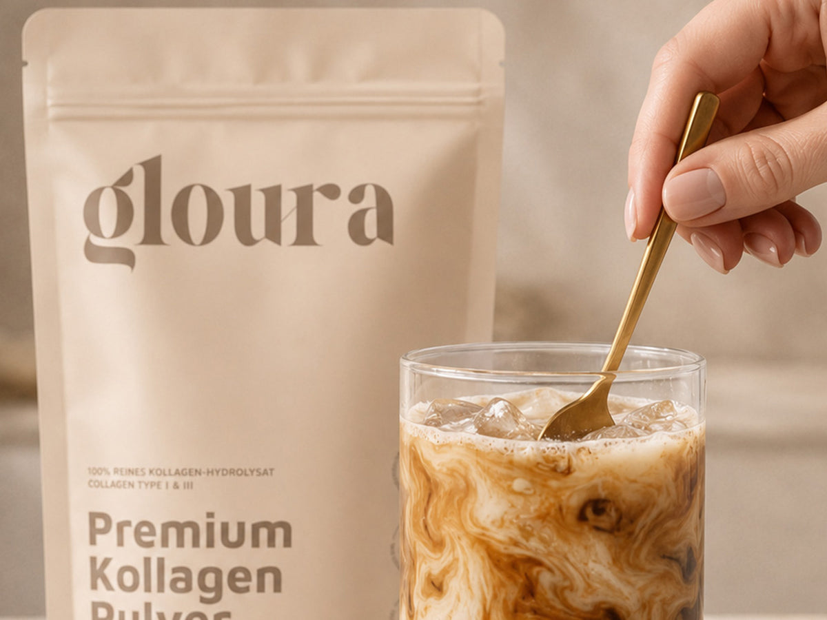 gloura Kollagen Pulver neben einem frisch gerührten Iced Coffee